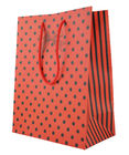 El rojo modificó el bolso del regalo para requisitos particulares de la Navidad de las bolsas de papel con la cuerda roja/lindo impreso