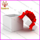 Caja de papel de la cartulina de lujo de moda del regalo con la cinta de seda roja
