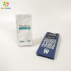 El empaquetado del polvo de los granos de café impreso se levanta las bolsas plásticas para empaquetar las alubias secas