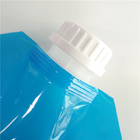 Los bolsos líquidos al aire libre del almacenamiento, agua potable se levantan la bolsa del canalón con la manija