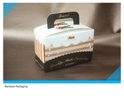 Doblando la caja de empaquetado de la torta de papel rosada con la manija, cree la caja de torta para requisitos particulares