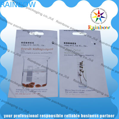 Bolso de empaquetado de Korres Comestic con el agujero claro de la ventana y de la manija