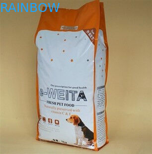 El perrito de 500 gramos se levanta la bolsa plástica del acondicionamiento de los alimentos con la cremallera