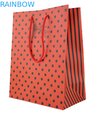 El rojo modificó el bolso del regalo para requisitos particulares de la Navidad de las bolsas de papel con la cuerda roja/lindo impreso
