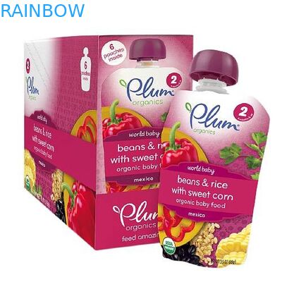 Uno mismo que coloca las bolsas plásticas que empaquetan bolsas de empaquetado de los alimentos para niños del yogur de las bolsas del canalón