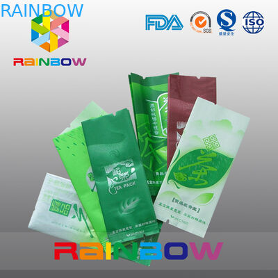 Bolsitas de té laterales del escudete que empaquetan la parte central posterior que sella el papel de aluminio verde termosoldable