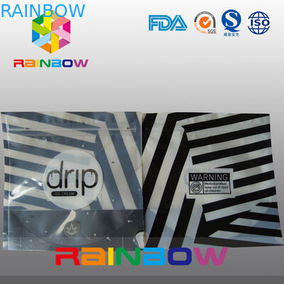 Levántese las bolsas plásticas brillantes del helado que empaquetan con la ventana y la cremallera claras