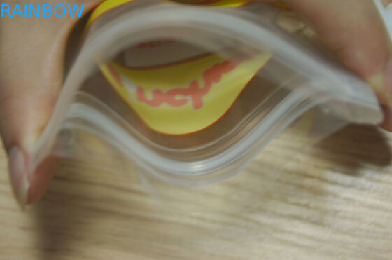 El empaquetado impermeable reutilizable de la bolsa del canalón se levanta la bolsa Ziplock de los alimentos para niños con el canalón