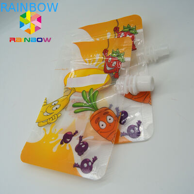 Las bolsas echadas en chorro bebida clara, líquido plástico se levantan la bolsa con el top del canalón