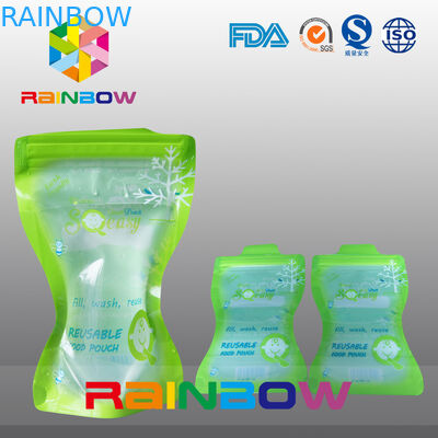 La bolsa líquida del canalón que empaqueta, se levanta la bolsa del bebé con el canalón