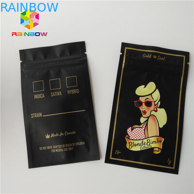 El lado tres selló las bolsas plásticas que empaquetaban para los accesorios de la ropa/de la muchacha