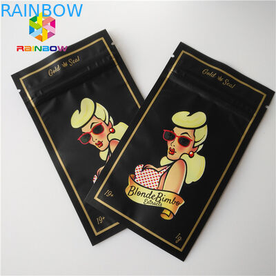 El lado tres selló las bolsas plásticas que empaquetaban para los accesorios de la ropa/de la muchacha