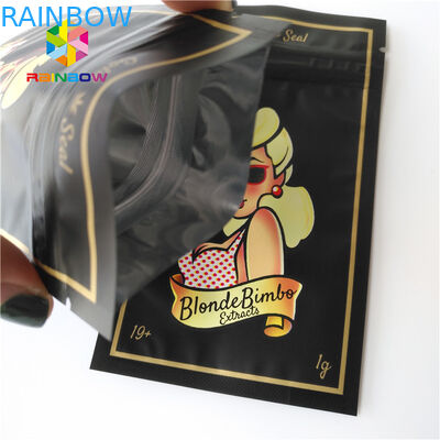 El lado tres selló las bolsas plásticas que empaquetaban para los accesorios de la ropa/de la muchacha