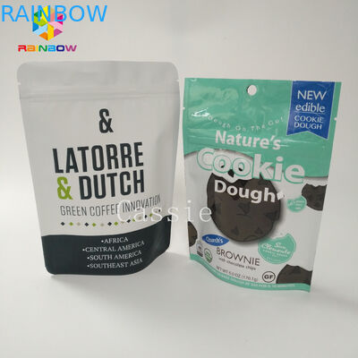 El empaquetado de los snacks de las palomitas del sellado caliente se levanta el material del papel de aluminio de la bolsa