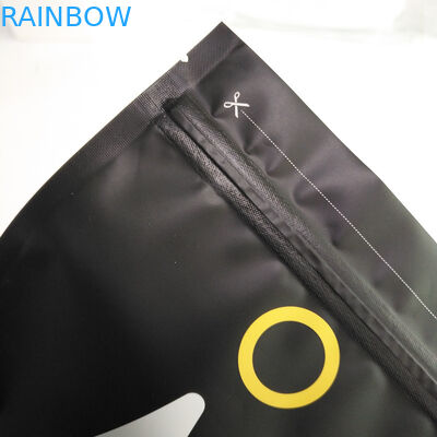 1 kilogramo 500 gramos 250 gramos se levanta el bolso de empaquetado del café mate negro con la cremallera y el papel de aluminio superiores dentro de bolsos