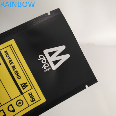 1 kilogramo 500 gramos 250 gramos se levanta el bolso de empaquetado del café mate negro con la cremallera y el papel de aluminio superiores dentro de bolsos