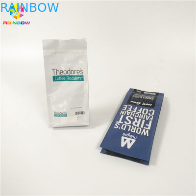 El empaquetado del polvo de los granos de café impreso se levanta las bolsas plásticas para empaquetar las alubias secas