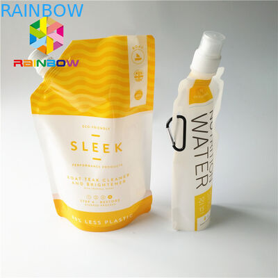 Los bolsos líquidos del canalón de la bebida plástica, bebida del zumo de fruta se levantan bolsas con el casquillo