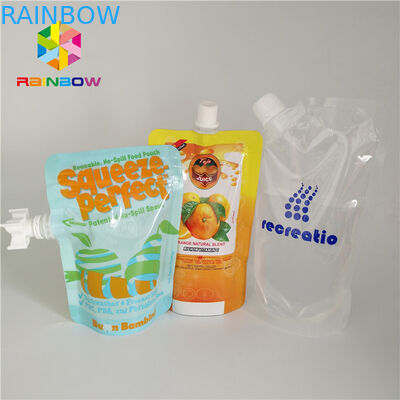 Los bolsos líquidos del canalón de la bebida plástica, bebida del zumo de fruta se levantan bolsas con el casquillo