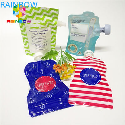 Los bolsos líquidos del canalón de la bebida plástica, bebida del zumo de fruta se levantan bolsas con el casquillo