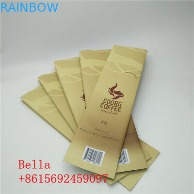 Superficiales mates se levantan los granos de café del bolso del escudete del lado de la bolsa de la cremallera que empaquetan con la válvula