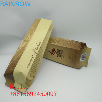 Superficiales mates se levantan los granos de café del bolso del escudete del lado de la bolsa de la cremallera que empaquetan con la válvula