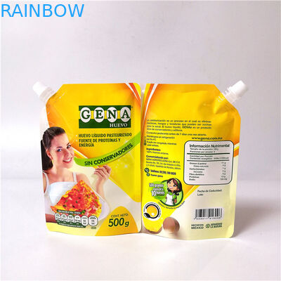 La bebida plástica se levanta el bolso echado en chorro bebida reutilizable del zumo de fruta de las bolsas con el casquillo