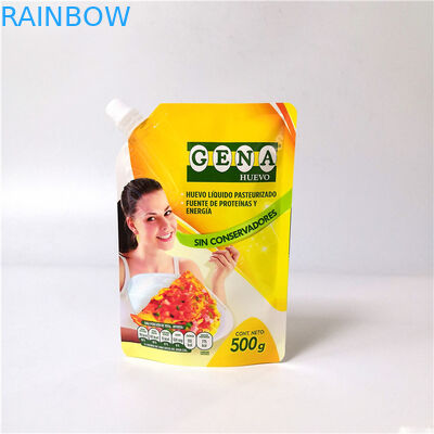 La bebida plástica se levanta el bolso echado en chorro bebida reutilizable del zumo de fruta de las bolsas con el casquillo