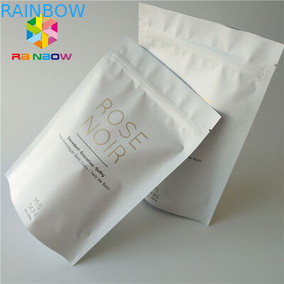 Plásticos blancos se levantan el bolso de empaquetado cosmético del exfoliante corporal para la sal del mar que baña cuidado de piel