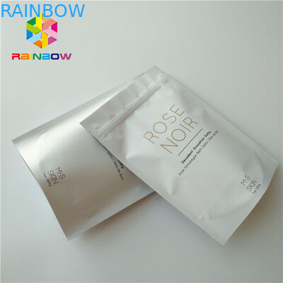 Plásticos blancos se levantan el bolso de empaquetado cosmético del exfoliante corporal para la sal del mar que baña cuidado de piel