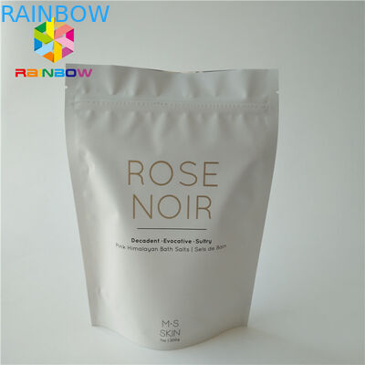 Plásticos blancos se levantan el bolso de empaquetado cosmético del exfoliante corporal para la sal del mar que baña cuidado de piel