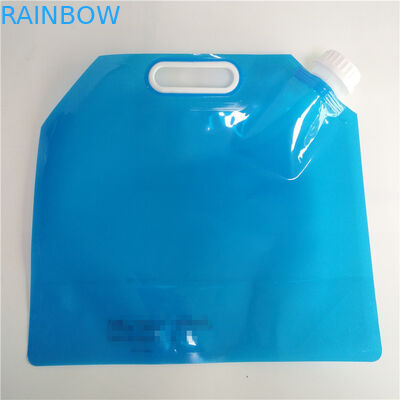 Los bolsos líquidos al aire libre del almacenamiento, agua potable se levantan la bolsa del canalón con la manija