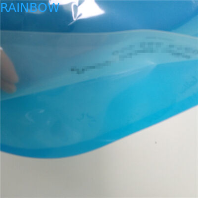 Los bolsos líquidos al aire libre del almacenamiento, agua potable se levantan la bolsa del canalón con la manija