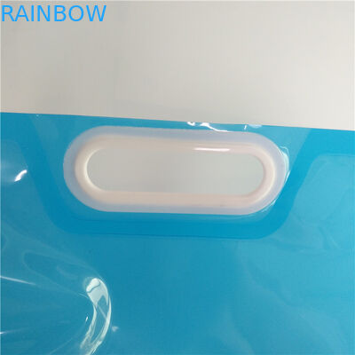 Los bolsos líquidos al aire libre del almacenamiento, agua potable se levantan la bolsa del canalón con la manija