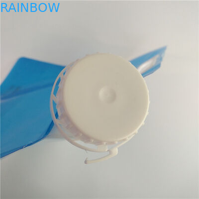 Los bolsos líquidos al aire libre del almacenamiento, agua potable se levantan la bolsa del canalón con la manija