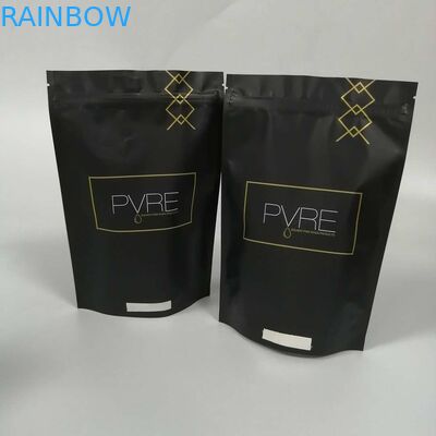 Los bolsos de la mala hierba se levantan a muchachos de la selva de la bolsa un frente del claro de la libra para el polvo de la hoja del tabaco