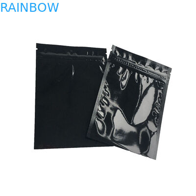 La ventana delantera clara se levanta la superficie negra mate de la prueba del olor de la categoría alimenticia de la bolsa de la cremallera