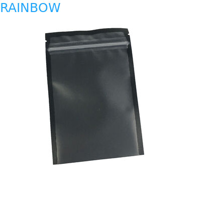 La ventana delantera clara se levanta la superficie negra mate de la prueba del olor de la categoría alimenticia de la bolsa de la cremallera