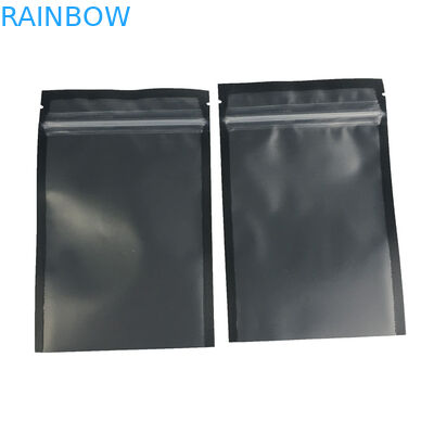 La ventana delantera clara se levanta la superficie negra mate de la prueba del olor de la categoría alimenticia de la bolsa de la cremallera