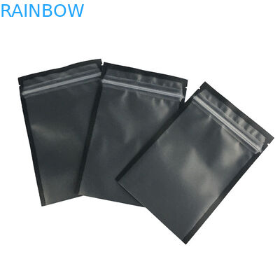 La ventana delantera clara se levanta la superficie negra mate de la prueba del olor de la categoría alimenticia de la bolsa de la cremallera