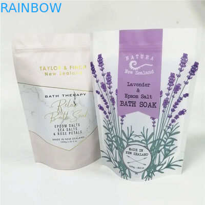 El exfoliante corporal se levanta el bolso del papel de aluminio con la cremallera para la sal color de rosa del essention