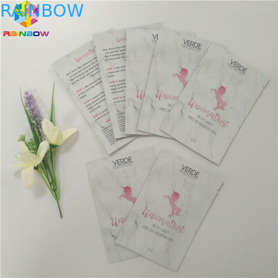 El fotograbado del papel de aluminio que imprime el MOPP se coloca encima de bolsa