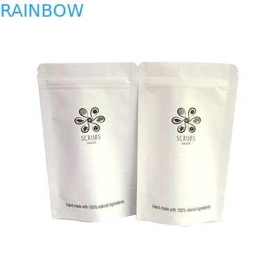 Los bolsos de empaquetado del café del papel de Kraft se colocan encima de los bolsos para el empaquetado del café