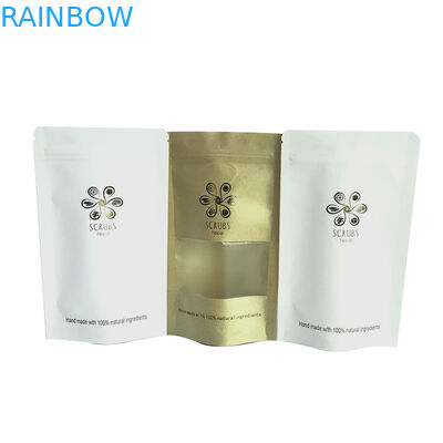 Los bolsos de empaquetado del café del papel de Kraft se colocan encima de los bolsos para el empaquetado del café