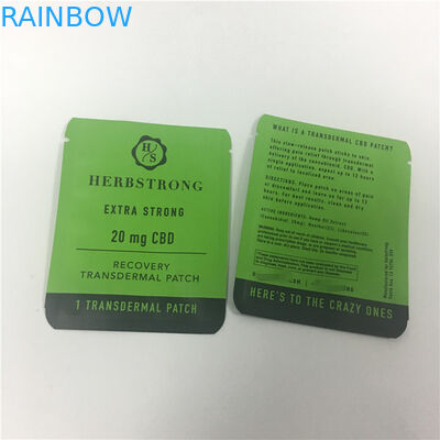 La cerradura que se puede volver a sellar de impresión de encargo de la cremallera de Mylar se coloca encima de las galletas de la mala hierba CBD de la bolsa que empaquetan bolsos