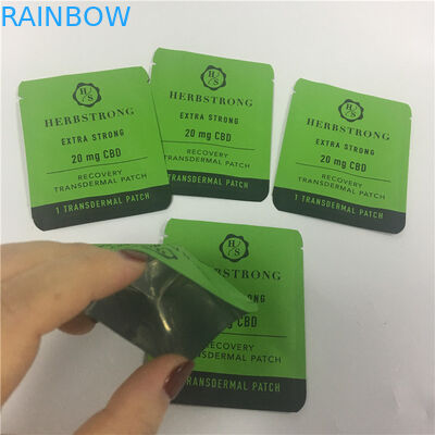 La cerradura que se puede volver a sellar de impresión de encargo de la cremallera de Mylar se coloca encima de las galletas de la mala hierba CBD de la bolsa que empaquetan bolsos