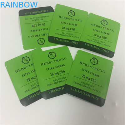 La cerradura que se puede volver a sellar de impresión de encargo de la cremallera de Mylar se coloca encima de las galletas de la mala hierba CBD de la bolsa que empaquetan bolsos