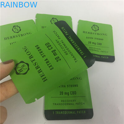 La cerradura que se puede volver a sellar de impresión de encargo de la cremallera de Mylar se coloca encima de las galletas de la mala hierba CBD de la bolsa que empaquetan bolsos