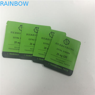 La cerradura que se puede volver a sellar de impresión de encargo de la cremallera de Mylar se coloca encima de las galletas de la mala hierba CBD de la bolsa que empaquetan bolsos