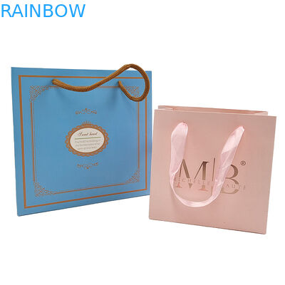Papel Kraft Blanco de compras de ropa Cosmética Perfume Bolsa de regalo de lujo mango Logotipo personalizado Bolsa de papel impresa para ropa